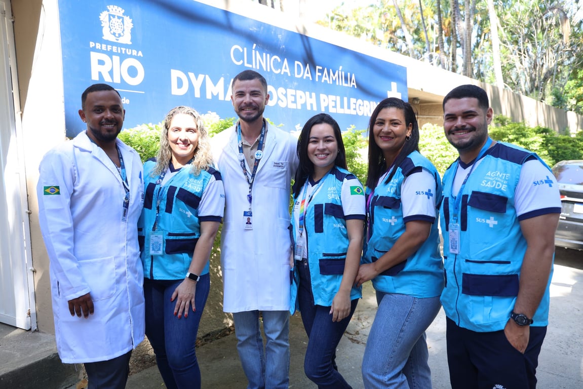 Profissionais de saúde em frente a clínica da família