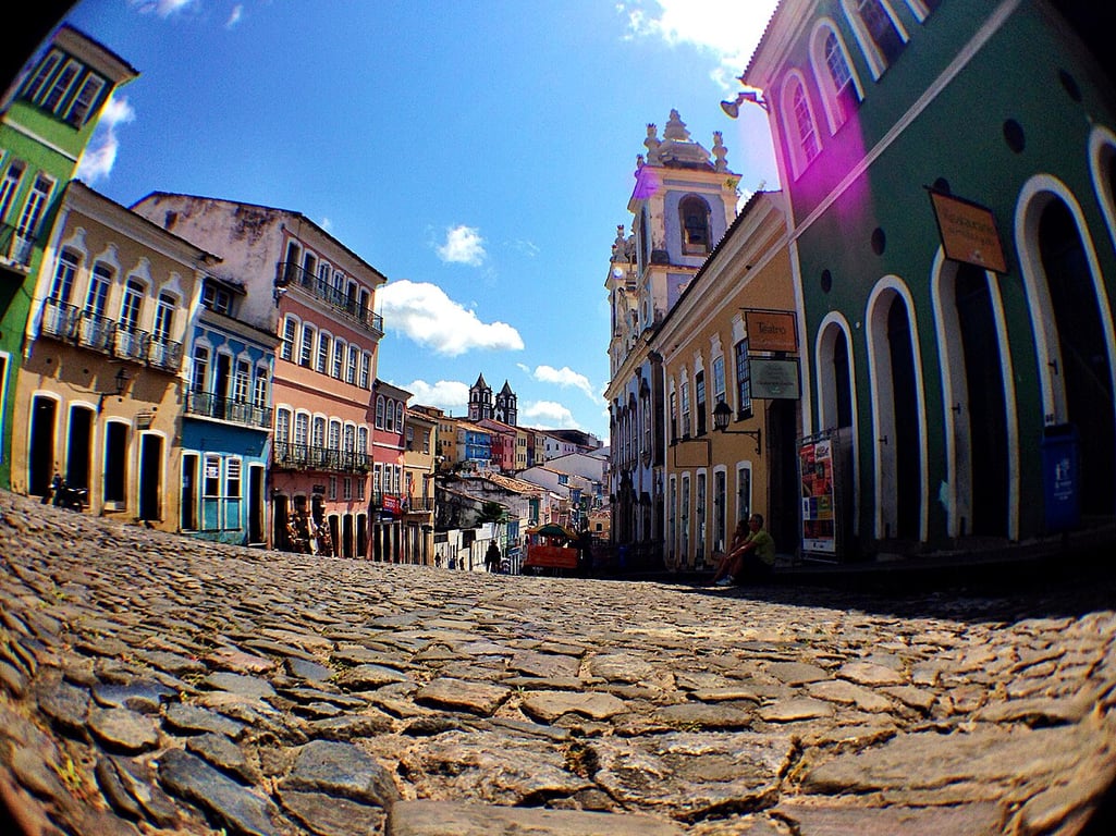 Pelourinho em Salvador ao entardecer, com casario colonial colorido em perspectiva ampla