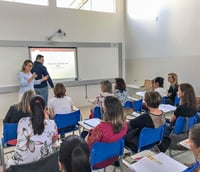 Sala de aula universitária moderna, ambiente típico de prova didática e práticas de ensino superior.