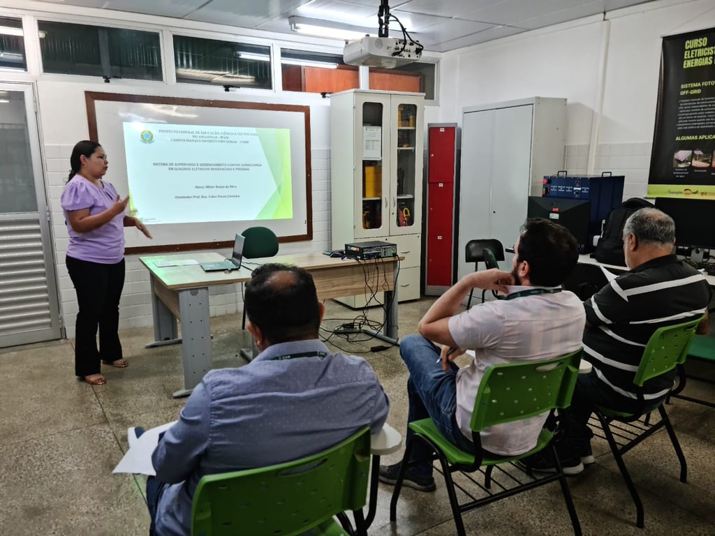 Ambiente de sala de aula no IFAM, com apresentação e estudantes