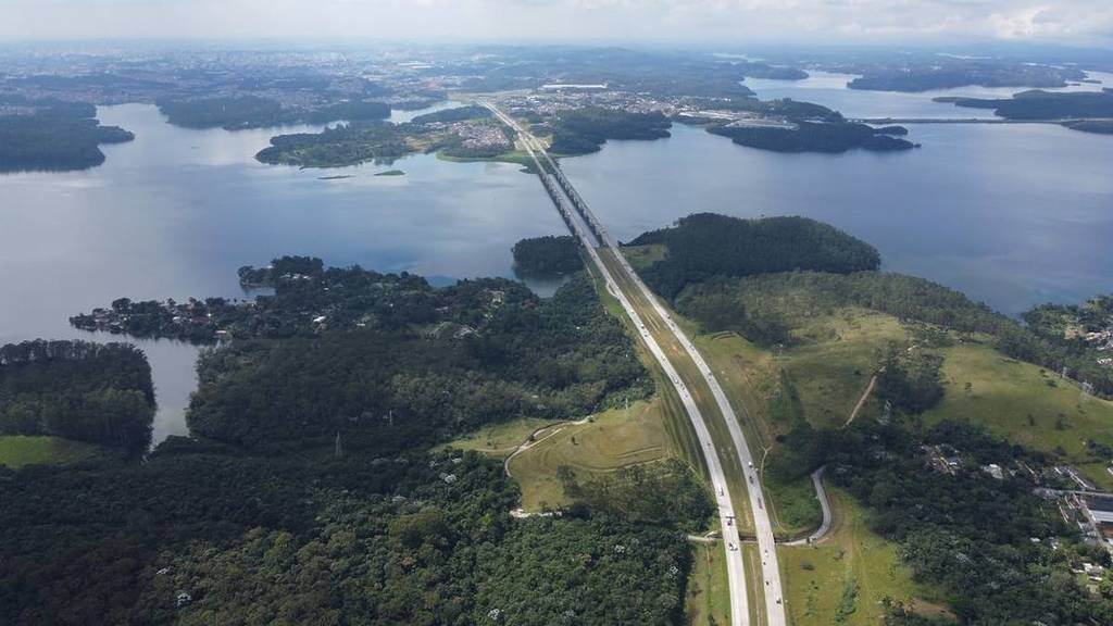 Vista panorâmica de Ribeirão Pires com o lago Billings ao fundo