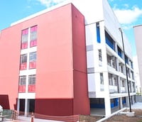 Prédio de engenharia no campus da Unicamp, arquitetura acadêmica moderna, em composição horizontal
