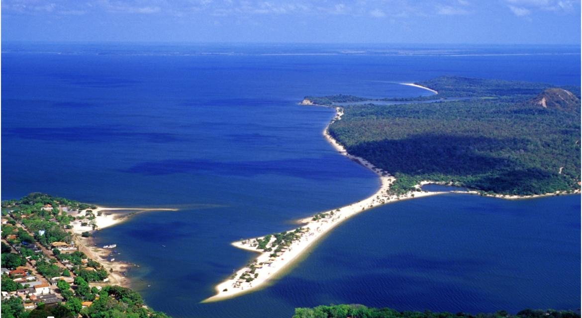 Vista aérea do encontro dos rios Tapajós e Amazonas em Santarém PA