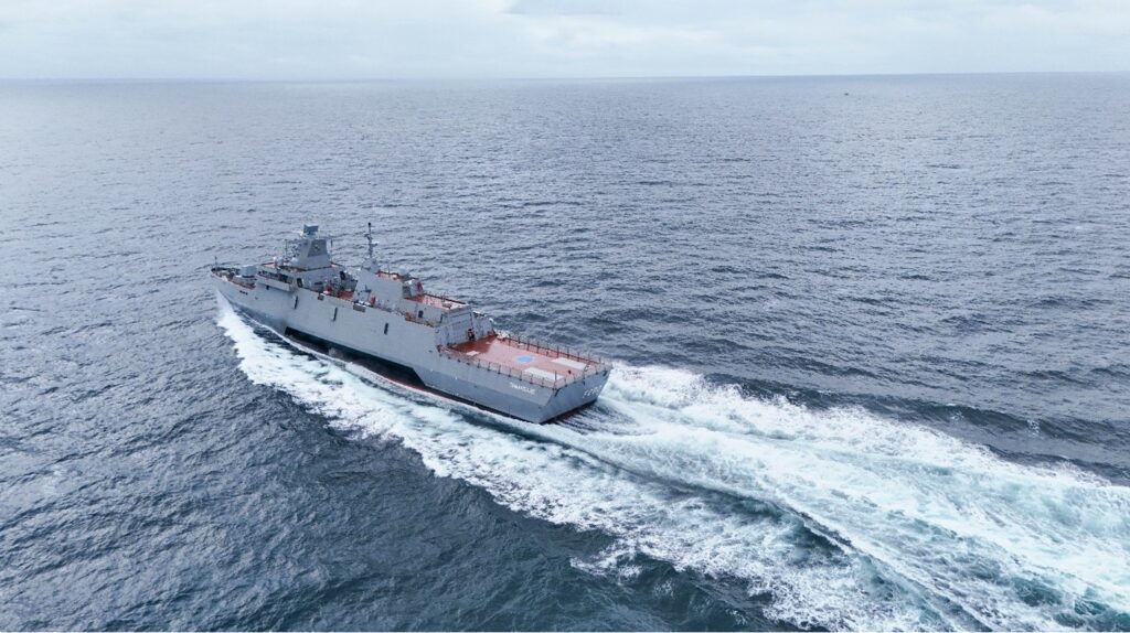 Navio da Marinha do Brasil em navegação no mar aberto