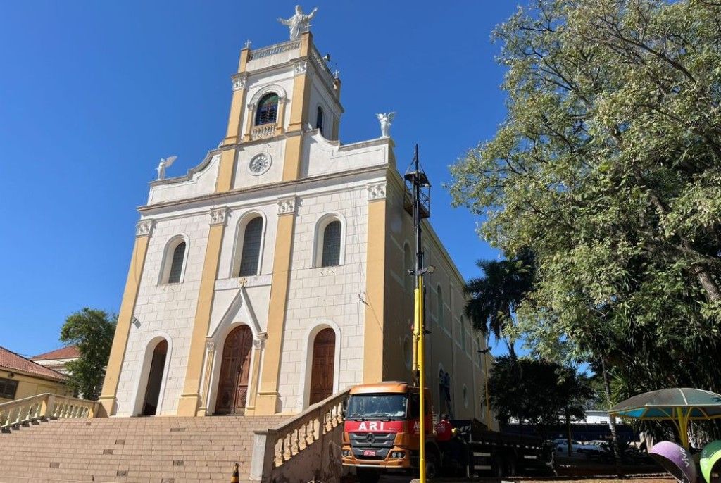 Igreja matriz e entorno urbano de Rio das Pedras (SP)