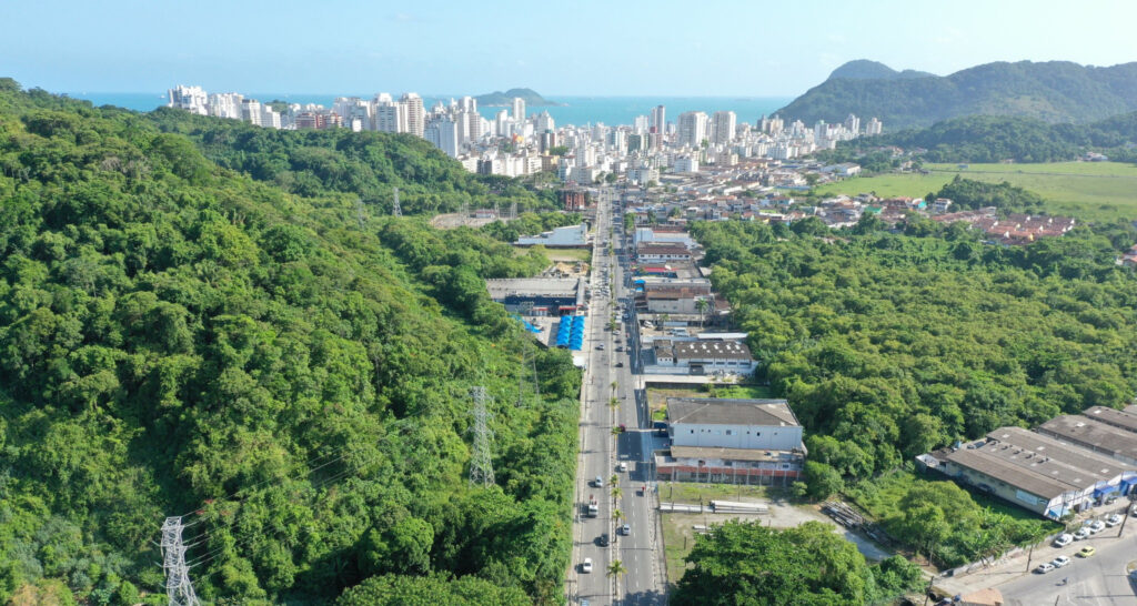 Cena urbana com áreas verdes e prédios ao fundo, representando um ambiente universitário no interior de SP
