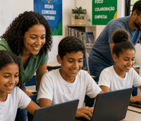 Ambiente educacional com diversidade de estudantes e recursos de acessibilidade, representando práticas inclusivas