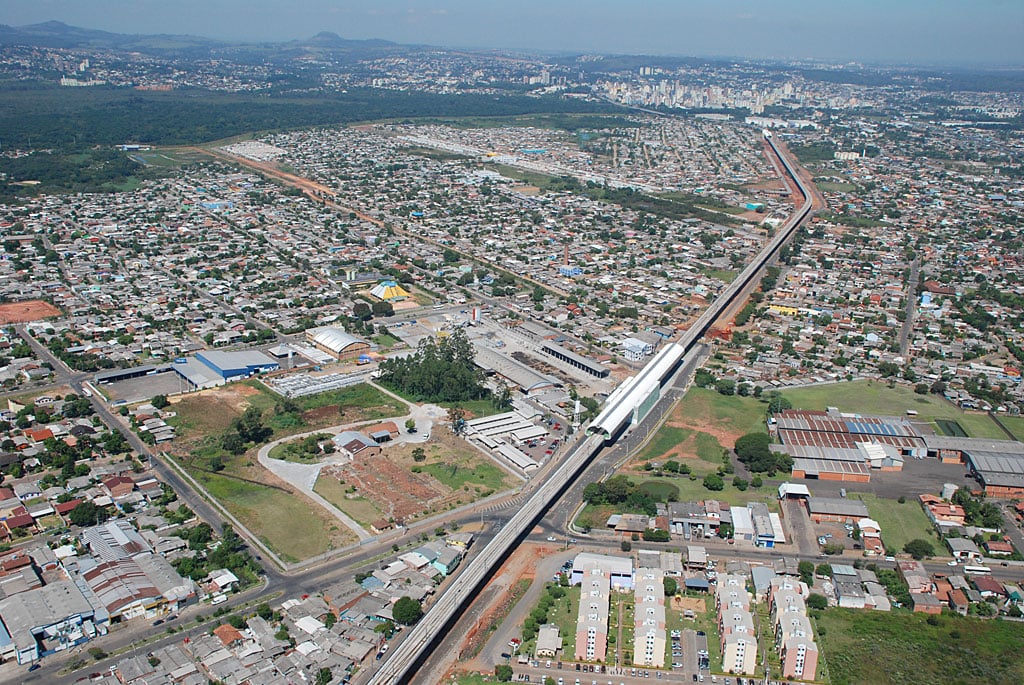 Vista aérea de Sapucaia do Sul com a linha do trem metropolitano ao fundo