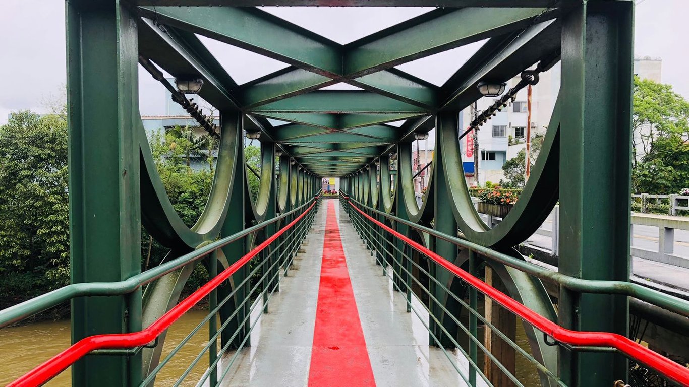 Paisagem urbana com ponte e vegetação em Nova Veneza SC