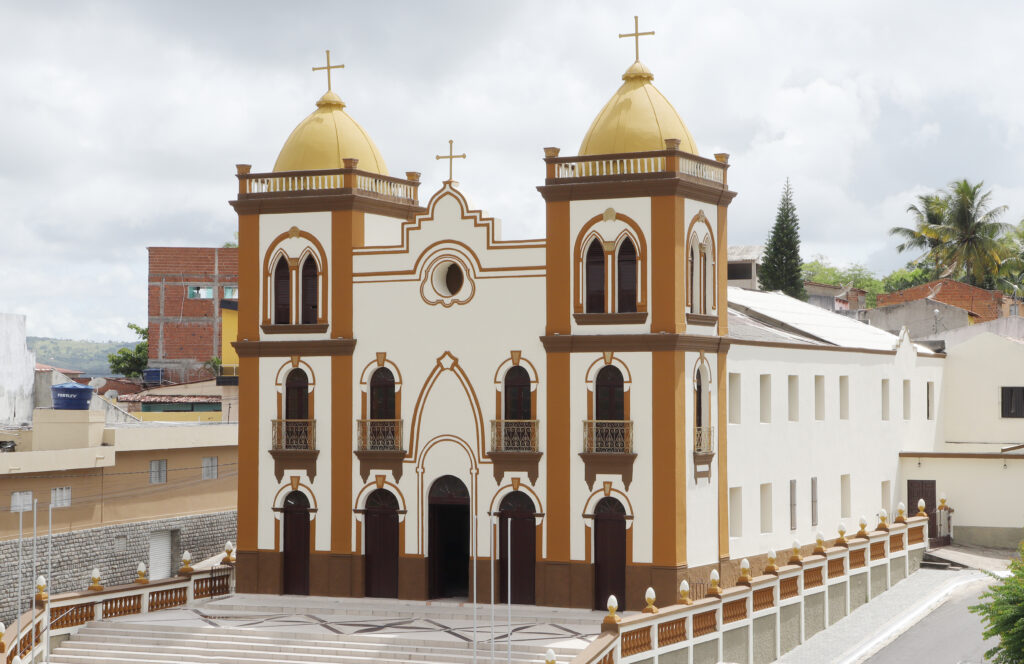 Vista urbana e igreja matriz de Panelas (PE), com arquitetura tradicional e cenário do Agreste