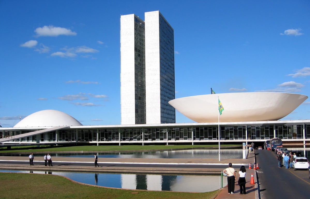 Prédio público municipal com bandeiras do Brasil e do Paraná