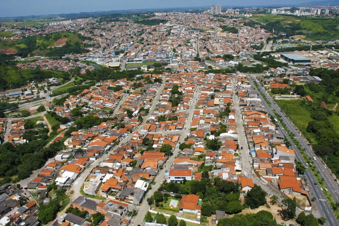 Vista aérea de Votorantim (SP), com telhados e áreas verdes