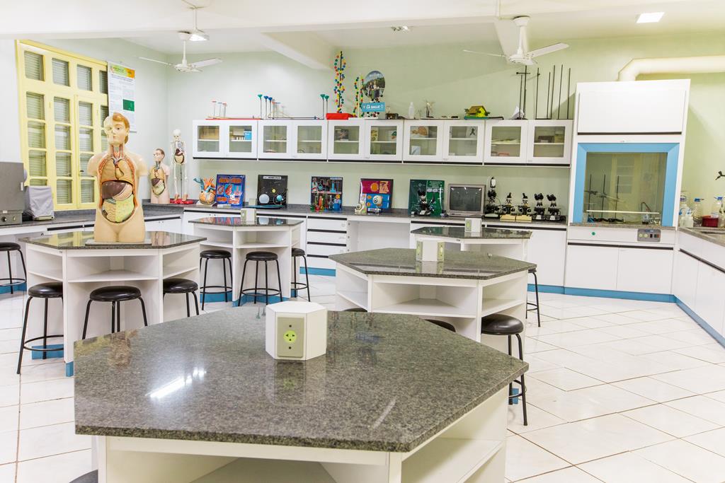 Ambiente de laboratório didático de Química, mesas e equipamentos