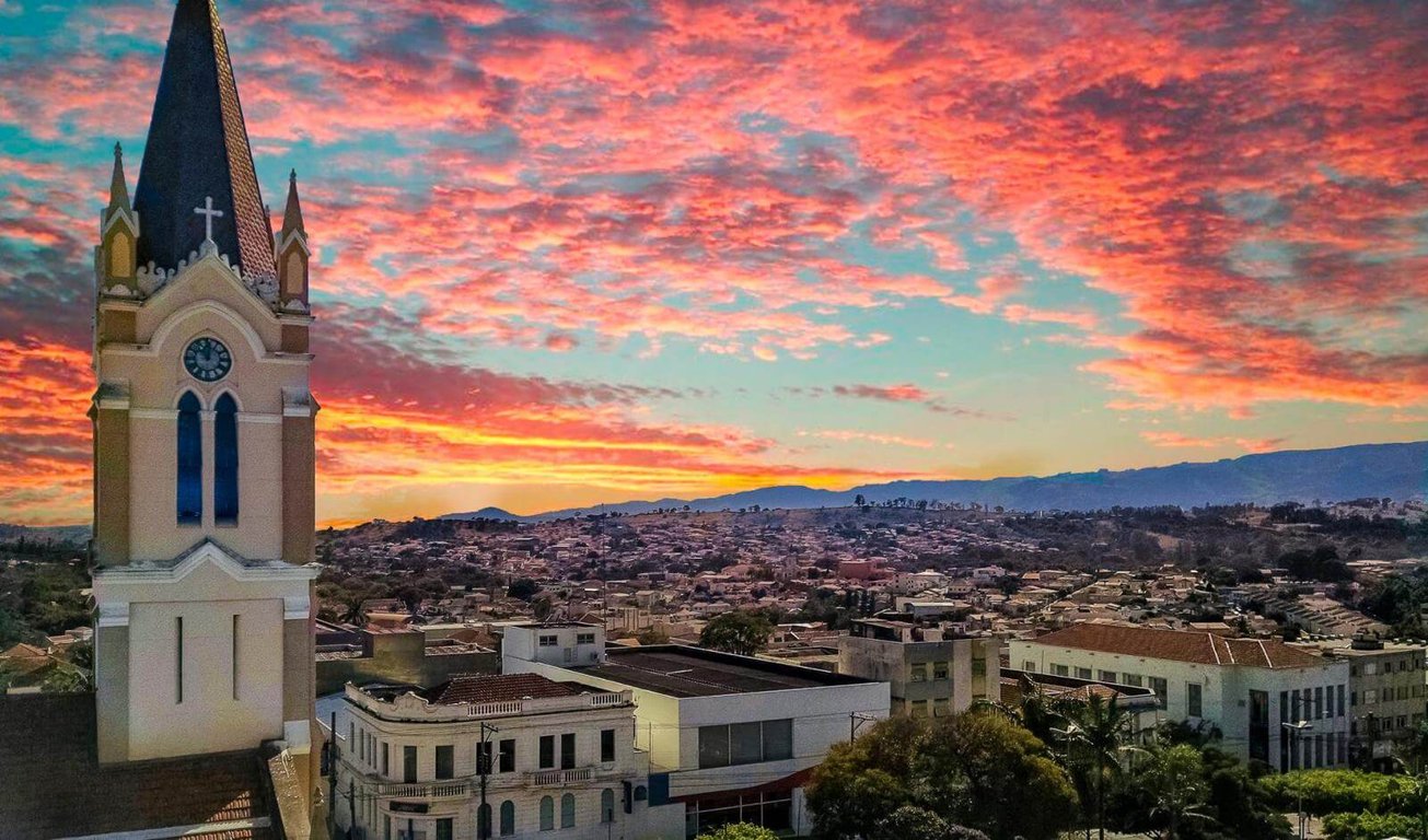 Vista urbana de São João da Boa Vista SP ao entardecer, com céu colorido e arquitetura típica do interior paulista