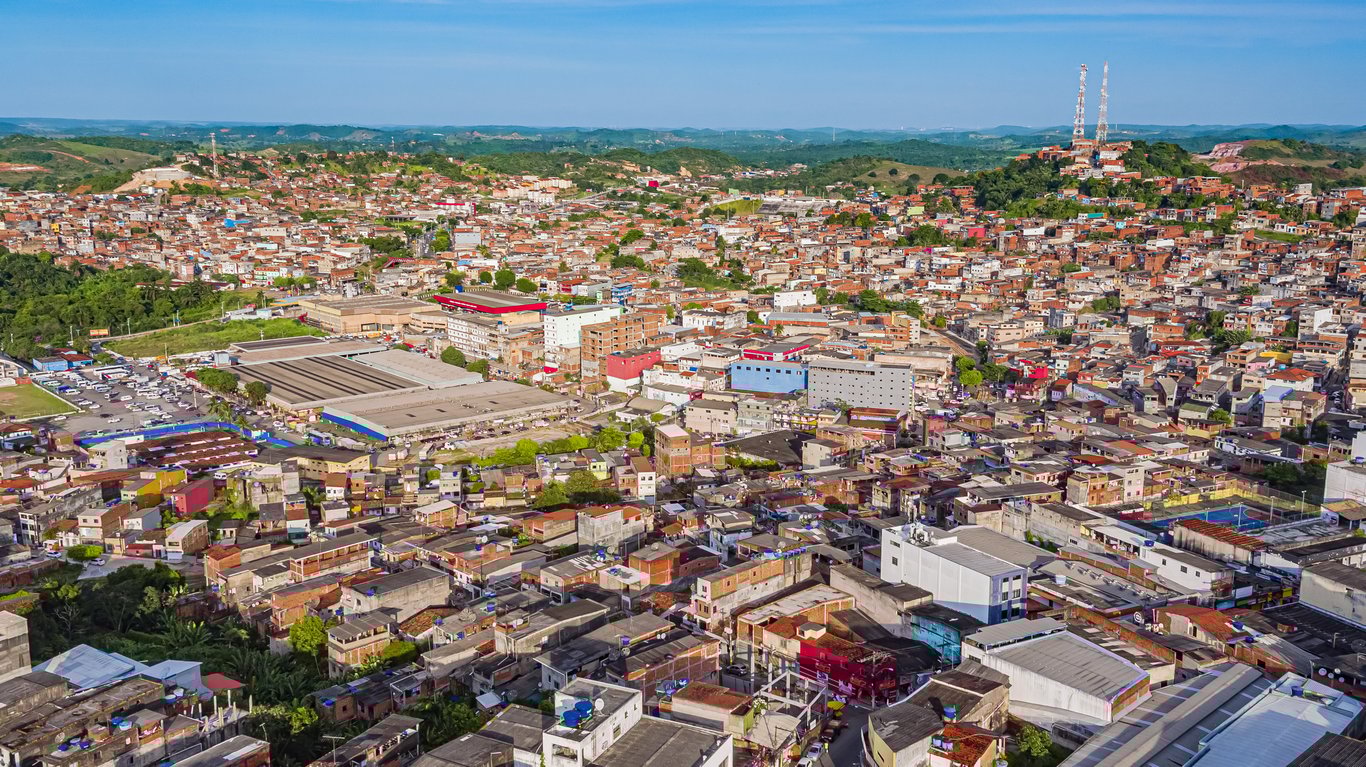 Vista aérea de Santo Antônio de Jesus, no Recôncavo da Bahia, com área urbana e comércio ao fundo