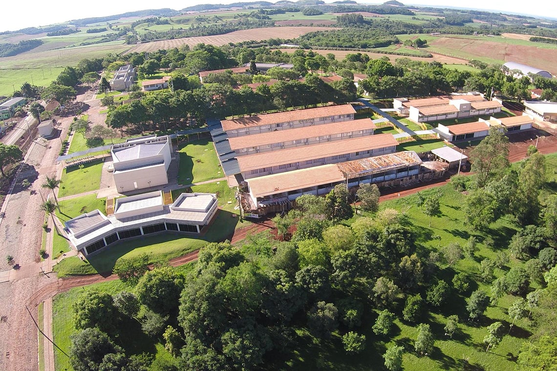 Vista aérea do campus da UTFPR em Dois Vizinhos PR, com prédios e áreas verdes