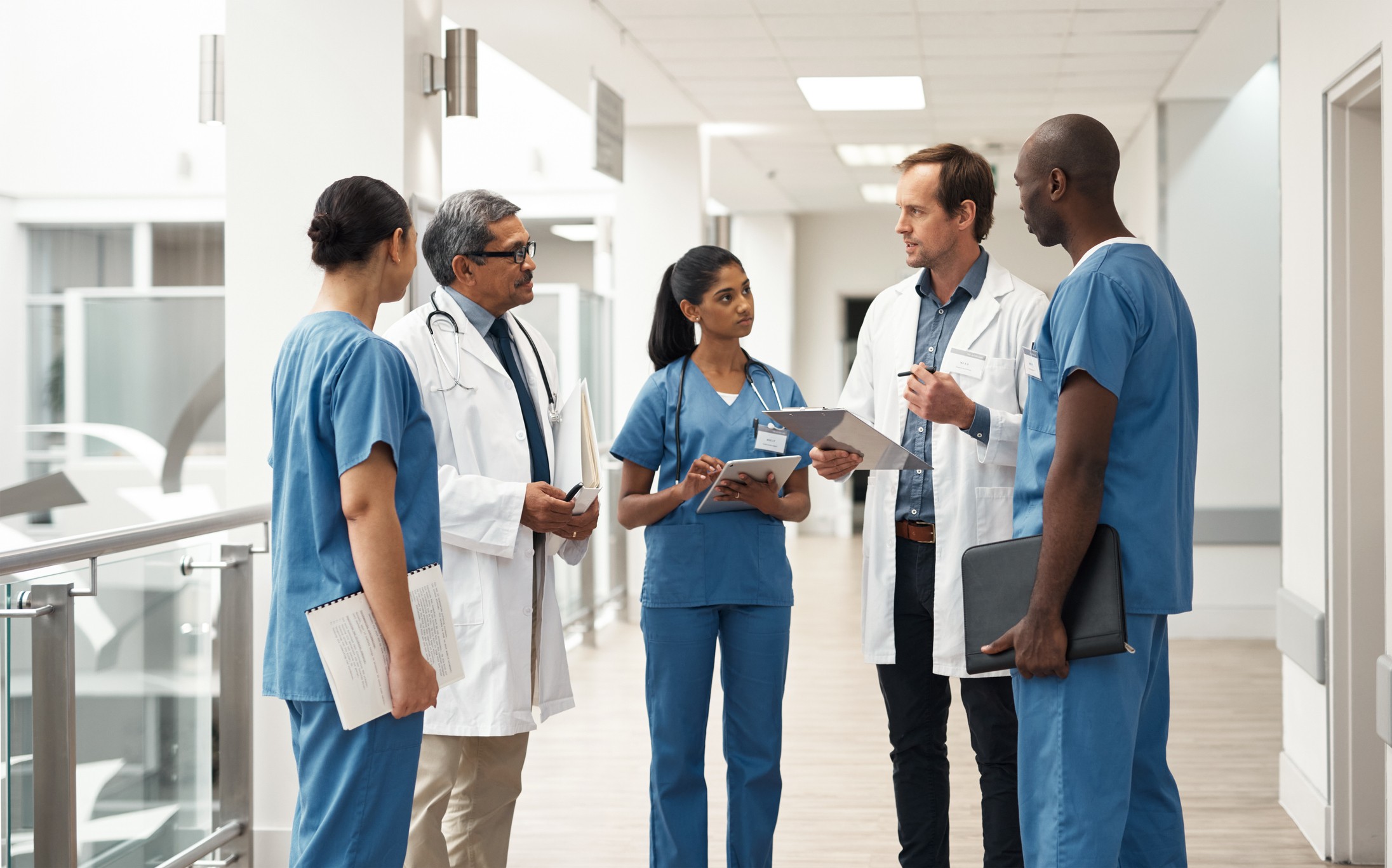 Profissionais de saúde em ambiente hospitalar público