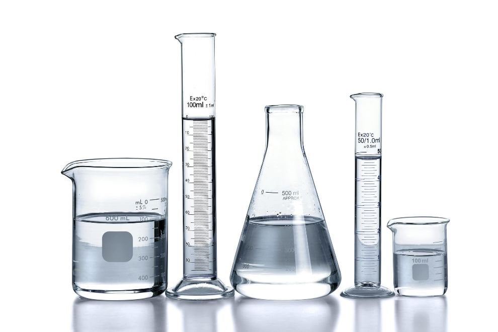 Bancada de laboratório de Química, ambiente educacional