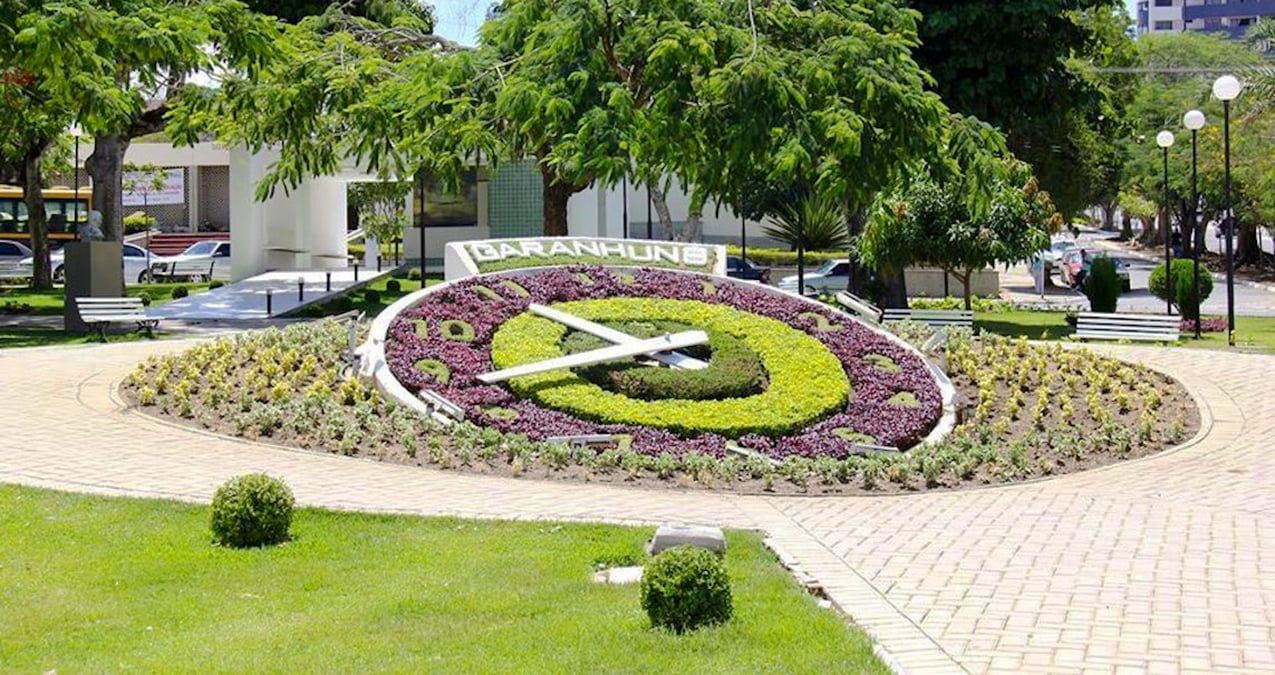Relógio de Flores de Garanhuns, cartão-postal da cidade, cercado por jardins floridos