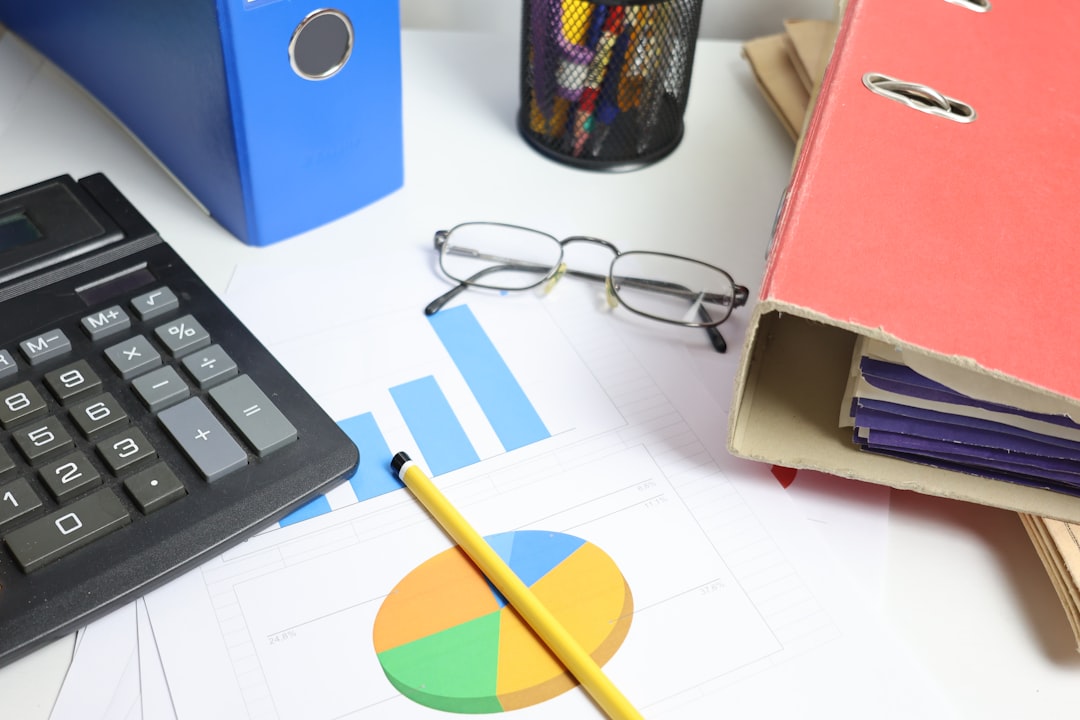 Cena ilustrativa de finanças públicas: calculadora, documentos e moeda brasileira sobre mesa de escritório