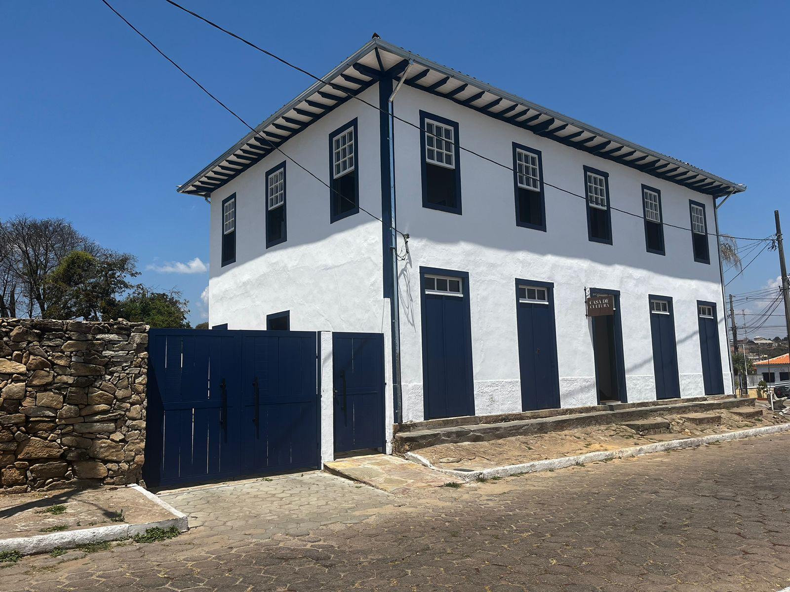 Fachada de prédio público municipal com bandeiras hasteadas