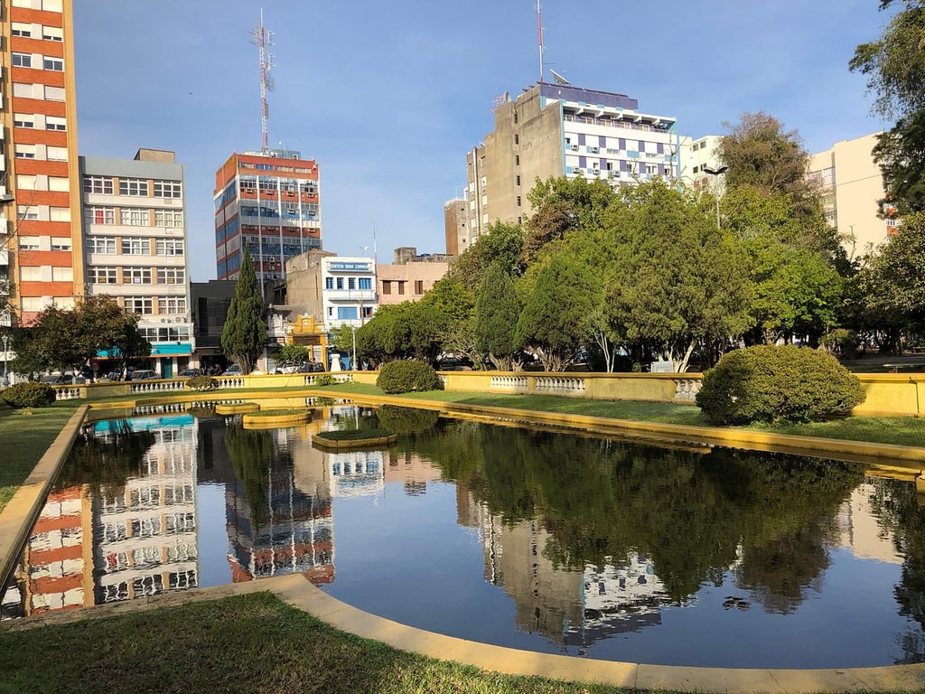 Centro histórico de Rio Grande RS, com arquitetura antiga e áreas verdes refletidas em espelho d’água