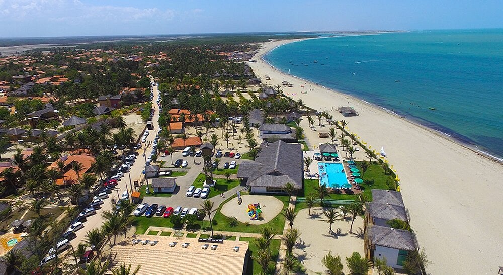 Praia de Barra Grande, em Cajueiro da Praia PI, com coqueiros, areia clara e mar calmo