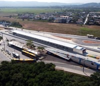 Ônibus articulados do BRT em corredor exclusivo no Rio de Janeiro, ao entardecer