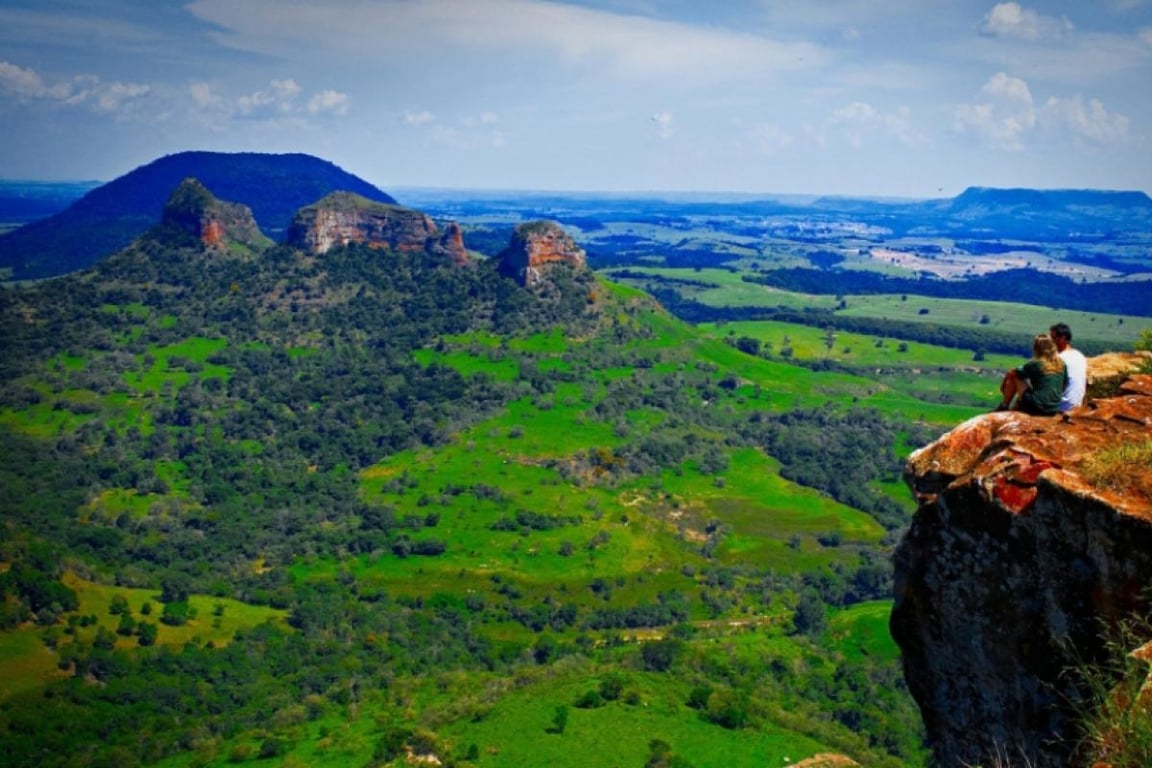 Vista aérea de Botucatu com a Cuesta ao fundo