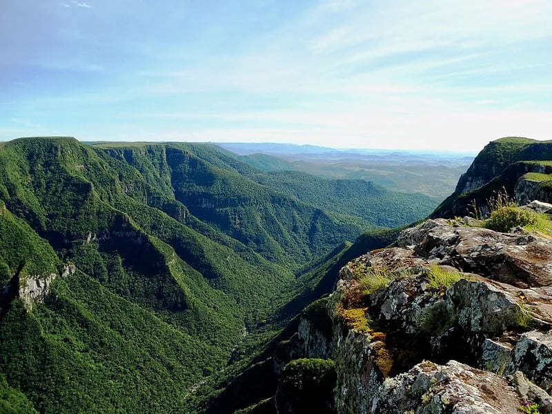 Paisagem rodoviária no Sul de SC, com morros ao fundo
