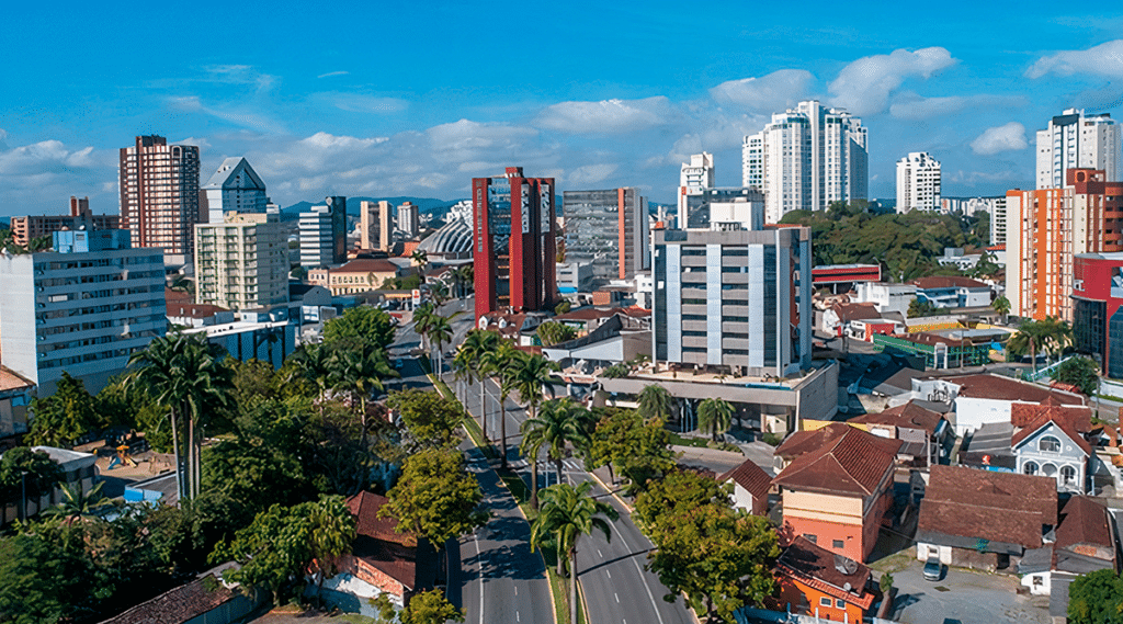 Vista aérea do centro de Joinville, com prédios e áreas verdes