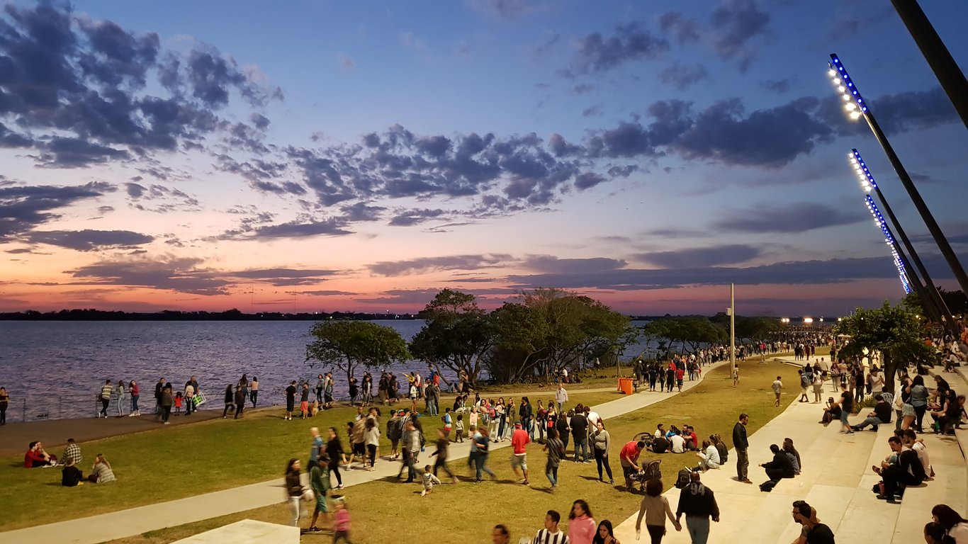 Pôr do sol no Lago Guaíba, em Porto Alegre RS