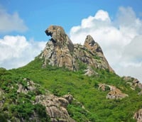 Monólitos de Quixadá CE com a Pedra da Galinha Choca ao fundo.