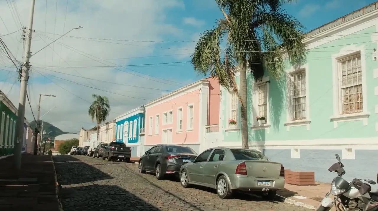Ruas e casario de Santa Maria (RS) em tarde ensolarada