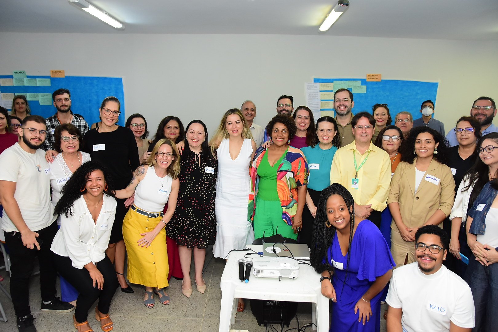 Profissionais de assistência social em reunião, ilustrando a atuação intersetorial do programa