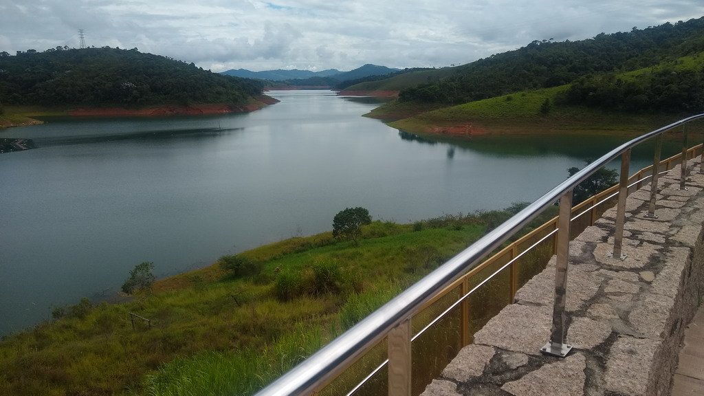Paisagem de Paraibuna, com represa e morros ao fundo