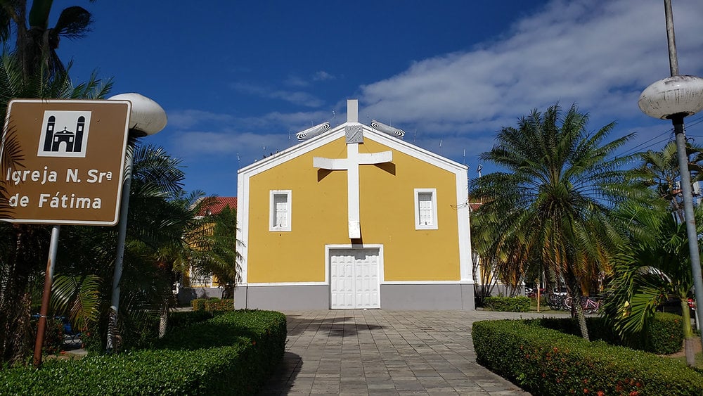Igreja matriz e praça central no Sertão pernambucano