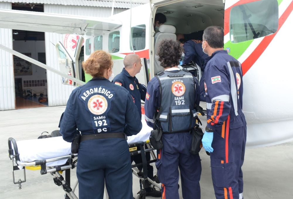 Equipe do SAMU em ação, com profissionais se preparando para atendimento aeromédico