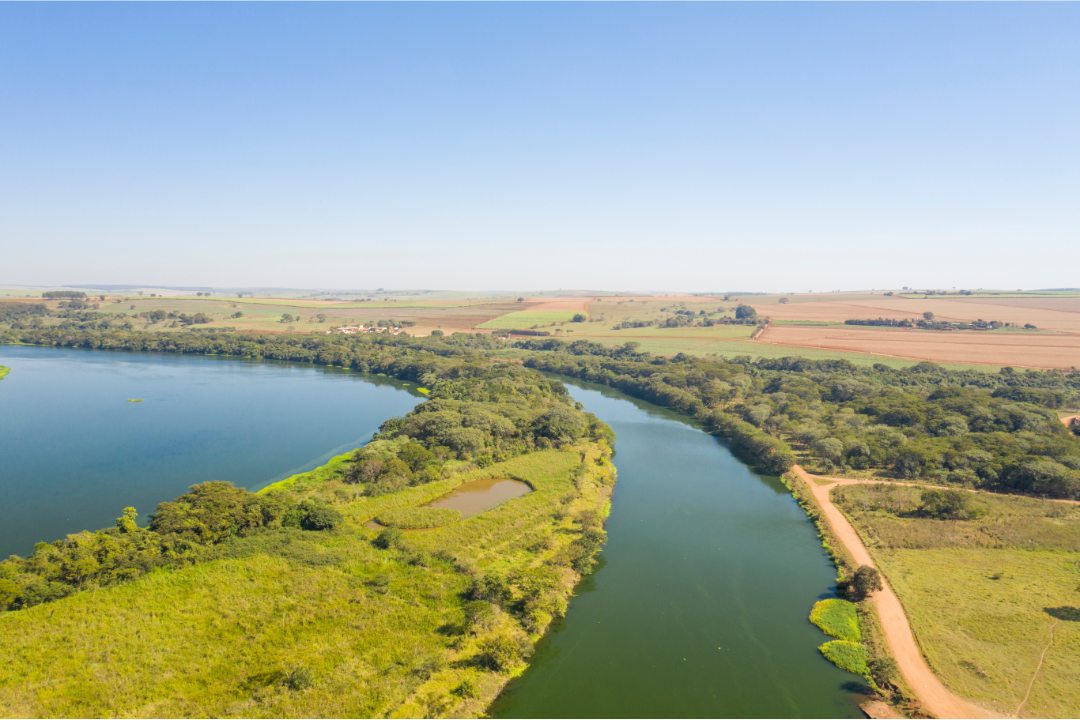Vista panorâmica de cidade do interior paulista com reservatório de água ao fundo