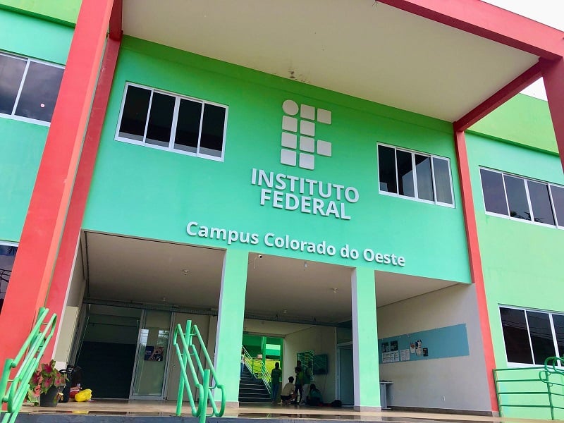 Fachada do Instituto Federal de Rondônia (IFRO), com entrada principal e circulação de pessoas
