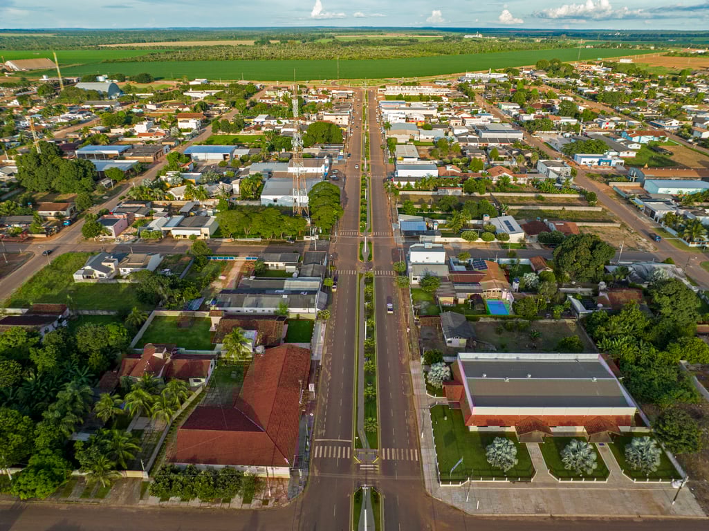 Vista aérea de Porto dos Gaúchos (MT), com ruas arborizadas e área urbana ao fundo