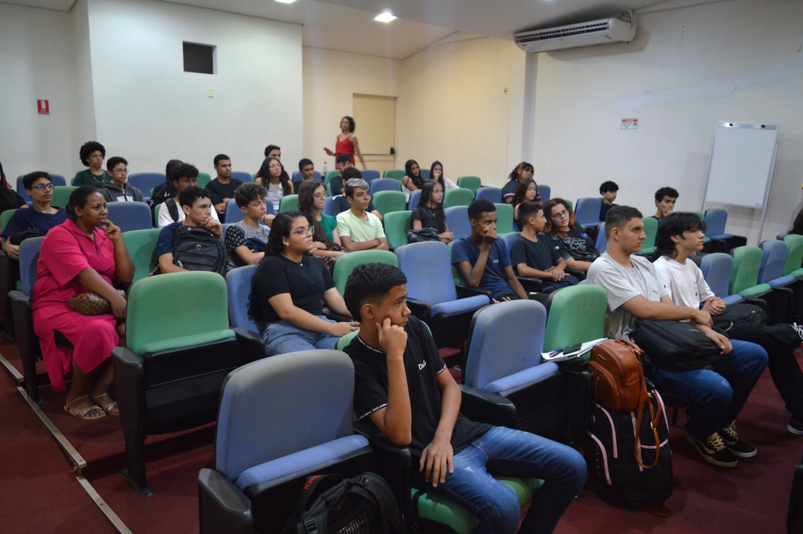 Sala de aula em instituto federal, com docente e estudantes em atividade, em ambiente moderno.