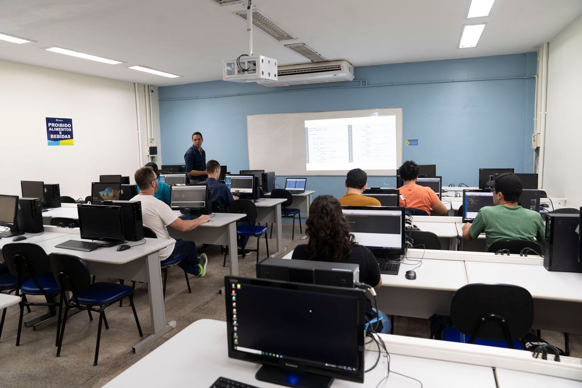 Sala de aula/laboratório de informática em faculdade de tecnologia no Brasil