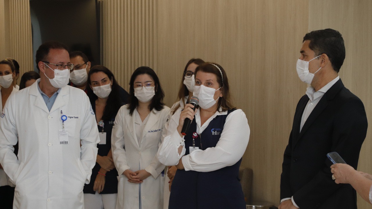 Profissionais de saúde em ambiente de atendimento público