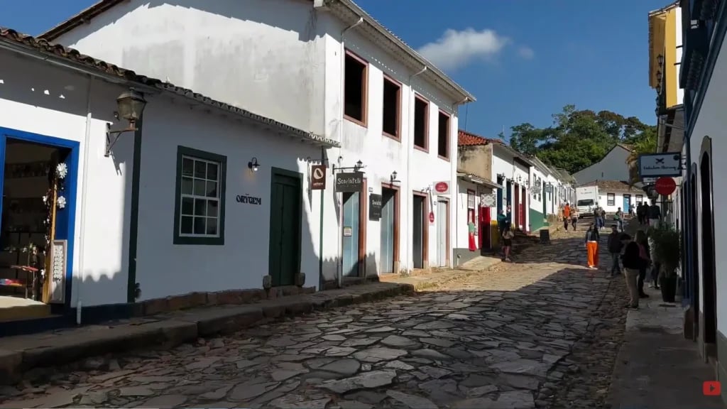 Vista de cidade do interior de Minas Gerais, ruas arborizadas e céu aberto