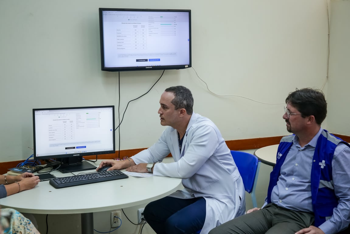 Profissionais de saúde atendendo usuário em UBS, cena ilustrativa da Atenção Primária