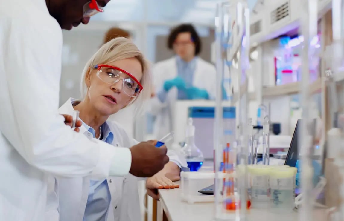 Profissional de laboratório em ambiente clínico