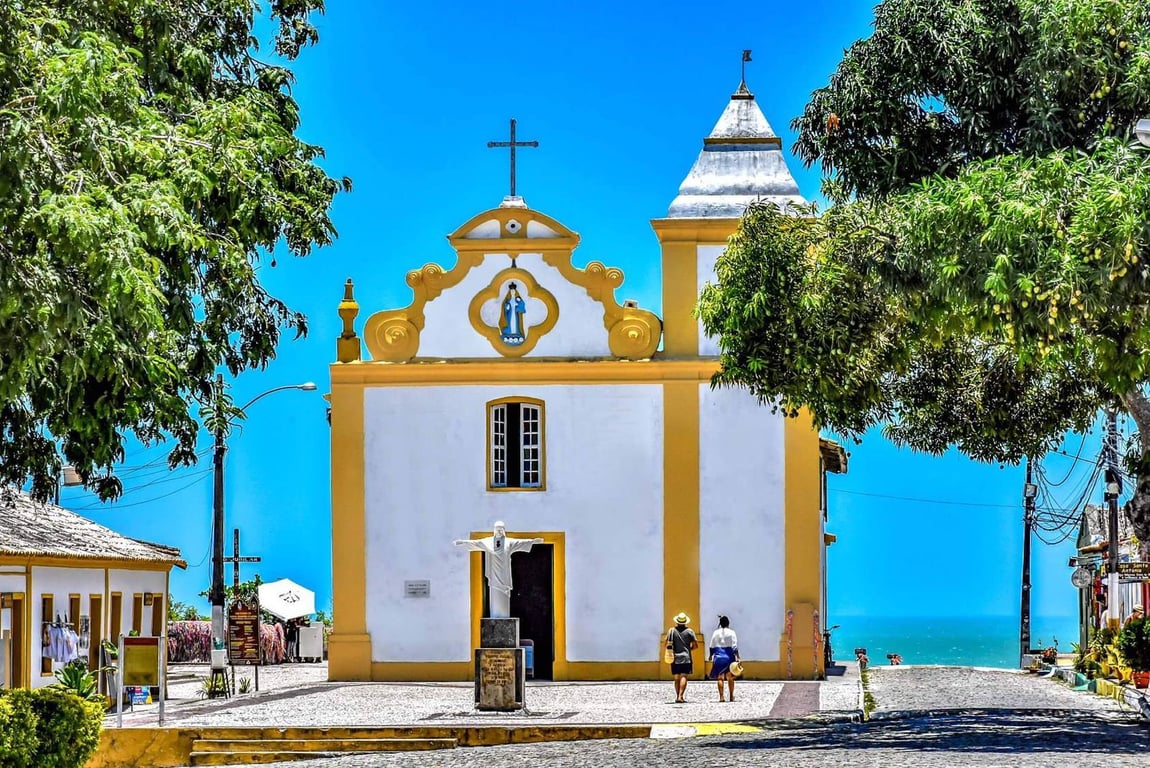 Centro histórico de Porto Seguro, com igreja colonial sob céu azul