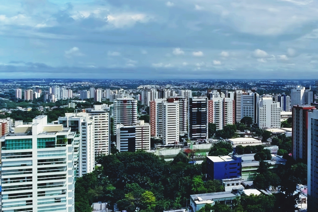 Vista aérea de Manaus ao entardecer, com o Rio Negro ao fundo