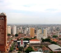 Vista urbana da região Central de Minas Gerais, Brasil, mostrando prédios e céu claro
